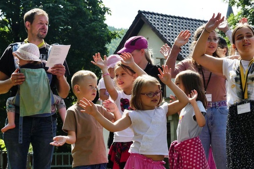 Wakacyjny Dzień Wspólnoty Oazy w Rajczy - II turnus 2022, cz. 1 - spotkanie w parku