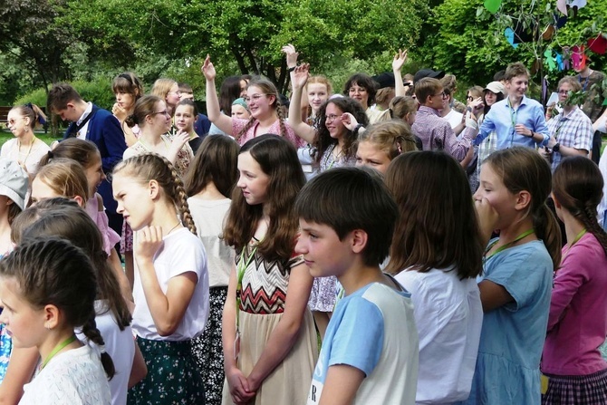 Wakacyjny Dzień Wspólnoty Oazy w Rajczy - II turnus 2022, cz. 1 - spotkanie w parku