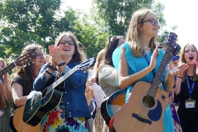 Wakacyjny Dzień Wspólnoty Oazy w Rajczy - II turnus 2022, cz. 1 - spotkanie w parku