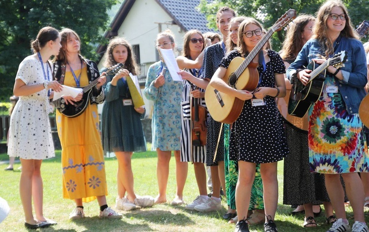 Wakacyjny Dzień Wspólnoty Oazy w Rajczy - II turnus 2022, cz. 1 - spotkanie w parku