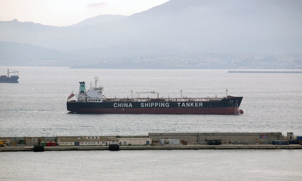 Chińska flota tankowców przeładowuje z rosyjskich statków ropę na środku Atlantyku