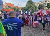 Katowice. Protest OPZZ i ZNP przed Śląskim Urzędem Wojewódzkim [ZDJĘCIA]