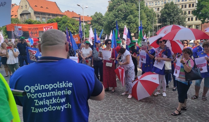 Katowice. Protest OPZZ i ZNP przed Śląskim Urzędem Wojewódzkim [ZDJĘCIA]