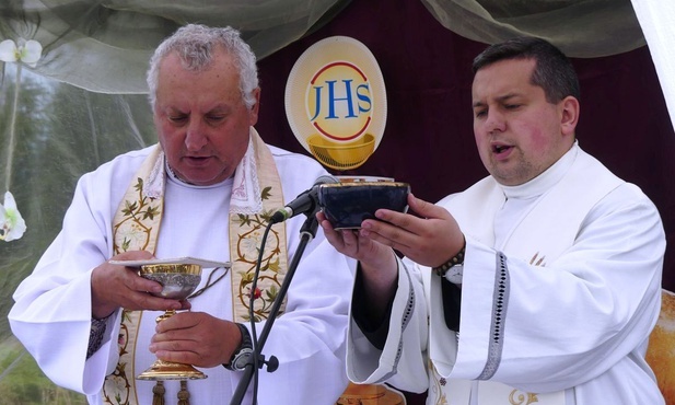 Ks. kan. Henryk Zątek, proboszcz z Cięciny i ks. neoprezbiter Mikołaj Krzyżowski sprawowali Mszę św. na Krawcowym Wierchu.