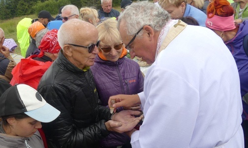 Ks. kan. Henryk Zątek namaszcza olejkiem radości uczestników piątego spotkania 10. EwB.