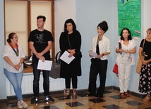 Uczestnicy sympozjum podczas wernisażu.