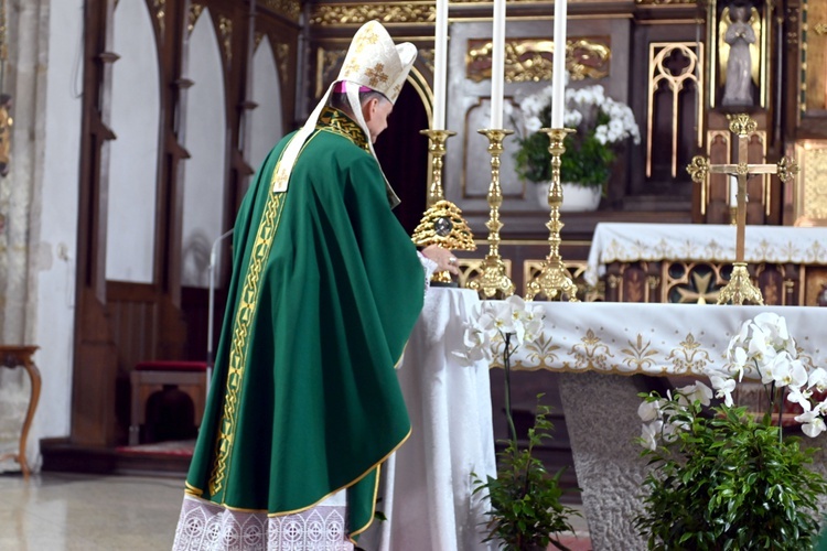 Strzegom. W bazylice powitali relikwie św. Szarbela