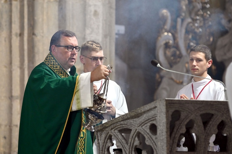 Strzegom. W bazylice powitali relikwie św. Szarbela