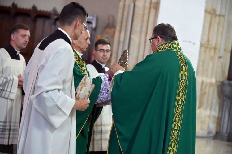 Strzegom. W bazylice powitali relikwie św. Szarbela