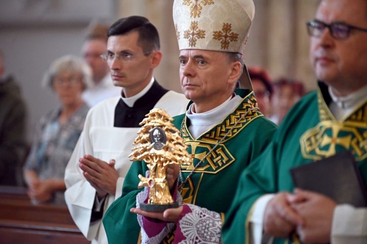 Strzegom. W bazylice powitali relikwie św. Szarbela