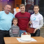 Zwycięzcy licytacji tortu - mały Marcin, pan Rafał oraz prowadzący ją Grzegorz Cieślak i jego córka Patrycja.
