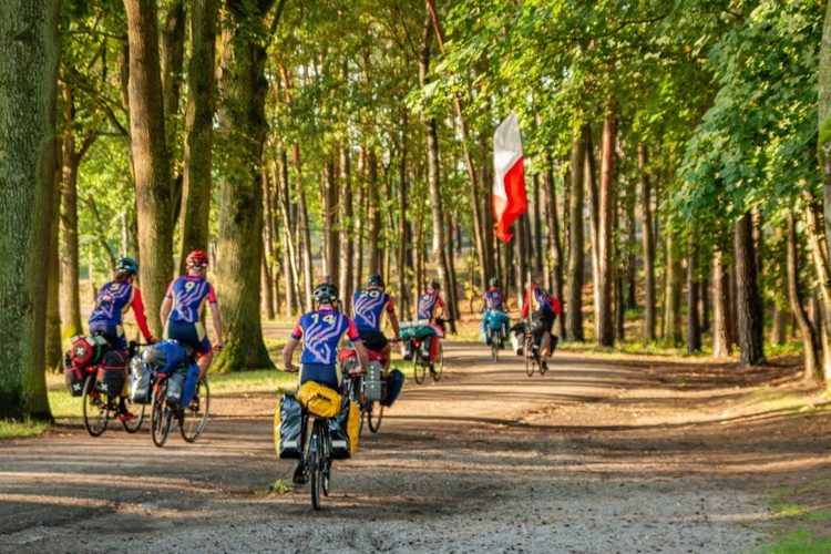 Ksiądz z młodzieżą jadą na rowerach na Przylądek Północny. Po pokój dla Ukrainy