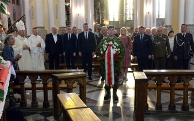 Wieniec od ministra obrony narodowej Mariusza Błaszczaka został złożony przed tablicą dedykowaną pierwszemu ordynariuszowi radomskiemu i powstańcowi warszawskiemu.