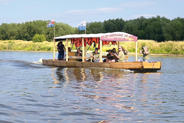 	W obserwacji uczestniczyli przyrodnicy, fotografowie i wodniacy.