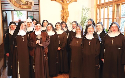 Obecnie w klasztorze w Szczytnie przebywa 14 sióstr profesek wieczystych i jedna nowicjuszka tuż przed pierwszymi ślubami.