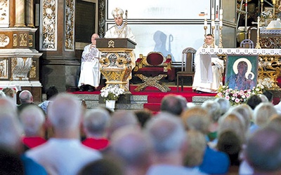 ▲	Na czele zgromadzenia liturgicznego stanął bp Adam Bałabuch w asyście bp. Ignacego Deca i ks. Krzysztofa Iwaniszyna. 