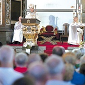 ▲	Na czele zgromadzenia liturgicznego stanął bp Adam Bałabuch w asyście bp. Ignacego Deca i ks. Krzysztofa Iwaniszyna. 