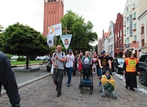 Pątnicy wychodzą w kierunku Jasnej Góry.