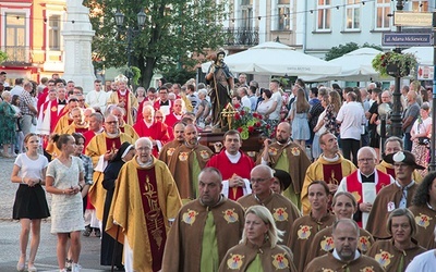 ▲	Procesja na zakończenie odpustu w Brzesku z udziałem bp. Andrzeja Jeża.