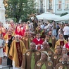 ▲	Procesja na zakończenie odpustu w Brzesku z udziałem bp. Andrzeja Jeża.