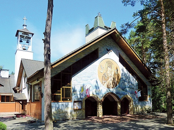 Świątynia powstała w miejscu przedwojennej kaplicy.
