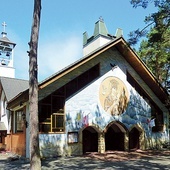 Świątynia powstała w miejscu przedwojennej kaplicy.