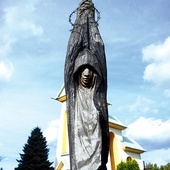 Rzeźba świętej przed kościołem w Steblowie, wykonana przez Natalię Leykinę,  artystkę z Ukrainy.