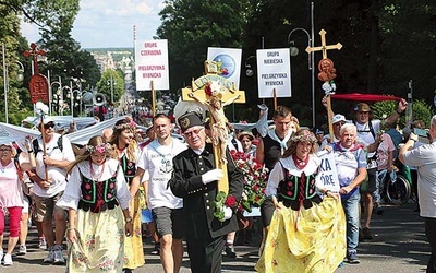 Tradycją jest uroczyste wspólne wejście na wały jasnogórskie, gdzie pątników oczekuje biskup katowicki. Na zdjęciu ubiegłoroczny przemarsz.