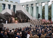 ▼	Prezydent Andrzej Duda przypominał, że właśnie stąd, poprzez kanały, ewakuowały się oddziały, które broniły Starego Miasta.