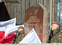 Najstarsza forma upamiętnienia żołnierzy wyklętych na ziemi przasnyskiej – tablica przy zabytkowym kościele w Zielonej Ciechanowskiej.