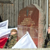Najstarsza forma upamiętnienia żołnierzy wyklętych na ziemi przasnyskiej – tablica przy zabytkowym kościele w Zielonej Ciechanowskiej.