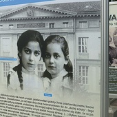 ▲	Przyszła święta (z prawej) ze swoją siostrą – plansza z wystawy plenerowej we wrocławskim parku Tołpy.