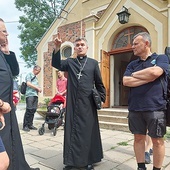 Biskup Zieliński opowiedział wędrowcom historię Oliwy i pobłogosławił ich na trasę.