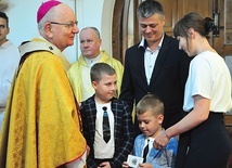 Powitanie arcybiskupa przez jedną z rodzin.