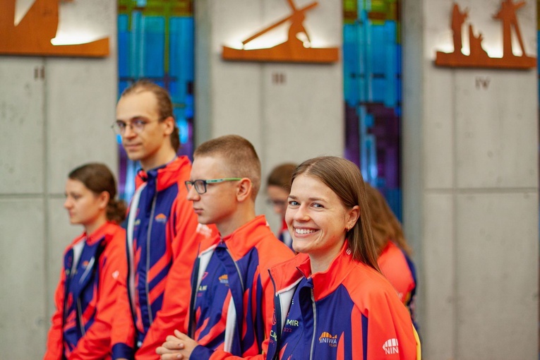 Ksiądz z młodzieżą jadą na rowerach na Przylądek Północny. Po pokój dla Ukrainy