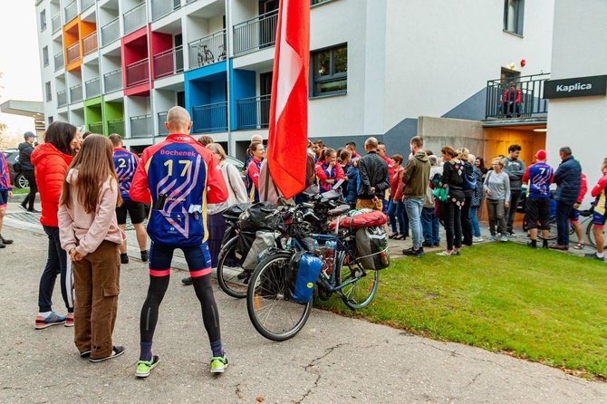 Ksiądz z młodzieżą jadą na rowerach na Przylądek Północny. Po pokój dla Ukrainy