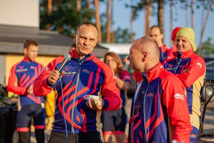 Ksiądz z młodzieżą jadą na rowerach na Przylądek Północny. Po pokój dla Ukrainy