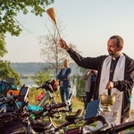 Ksiądz z młodzieżą jadą na rowerach na Przylądek Północny. Po pokój dla Ukrainy