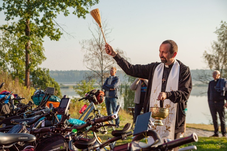 Ksiądz z młodzieżą jadą na rowerach na Przylądek Północny. Po pokój dla Ukrainy