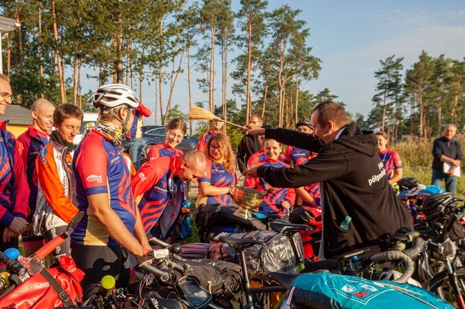 Ksiądz z młodzieżą jadą na rowerach na Przylądek Północny. Po pokój dla Ukrainy