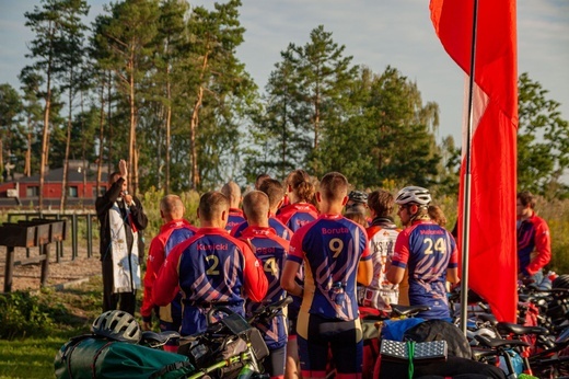 Ksiądz z młodzieżą jadą na rowerach na Przylądek Północny. Po pokój dla Ukrainy