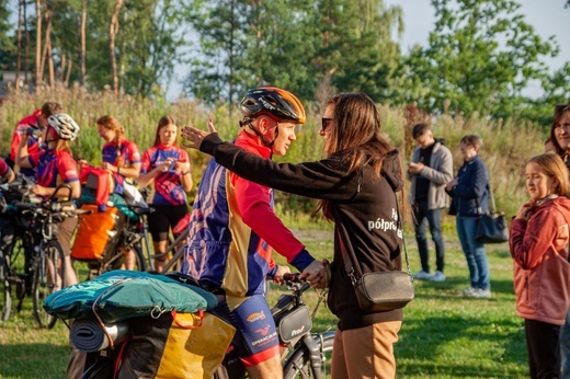 Ksiądz z młodzieżą jadą na rowerach na Przylądek Północny. Po pokój dla Ukrainy