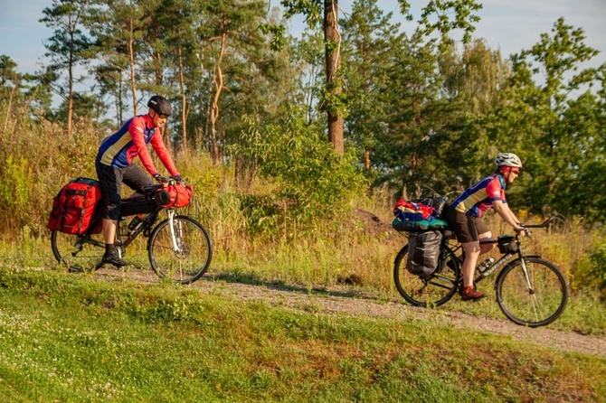 Ksiądz z młodzieżą jadą na rowerach na Przylądek Północny. Po pokój dla Ukrainy