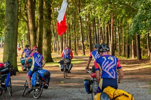 Ksiądz z młodzieżą jadą na rowerach na Przylądek Północny. Po pokój dla Ukrainy