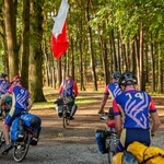 Ksiądz z młodzieżą jadą na rowerach na Przylądek Północny. Po pokój dla Ukrainy