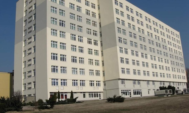Śląskie. Trzylatek, który wypadł z okna, jest wybudzany ze śpiączki