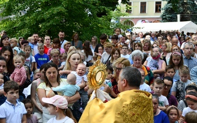 Przemieniony błogosławi dzieciom