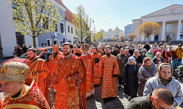 Procesja w centrum Wilna 30 kwietnia br. w intencji zachowania jedności Kościoła i przeciwko „raskolnikom”. W trzecim rzędzie w mitrach od lewej: biskup Ambroży i metropolita Innocenty.