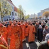 Procesja w centrum Wilna 30 kwietnia br. w intencji zachowania jedności Kościoła i przeciwko „raskolnikom”. W trzecim rzędzie w mitrach od lewej: biskup Ambroży i metropolita Innocenty.
