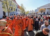 Procesja w centrum Wilna 30 kwietnia br. w intencji zachowania jedności Kościoła i przeciwko „raskolnikom”. W trzecim rzędzie w mitrach od lewej: biskup Ambroży i metropolita Innocenty.